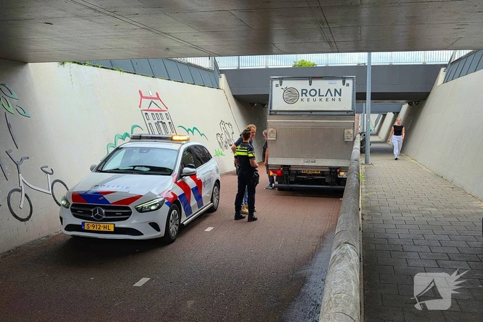 Politie en voorbijgangers bevrijden bakwagen
