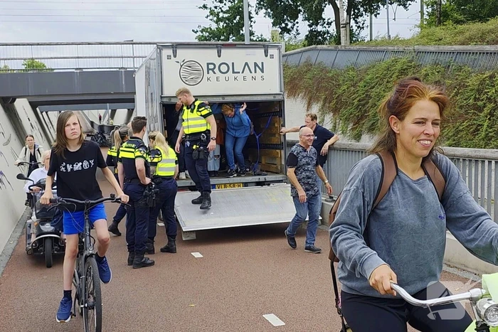 Politie en voorbijgangers bevrijden bakwagen