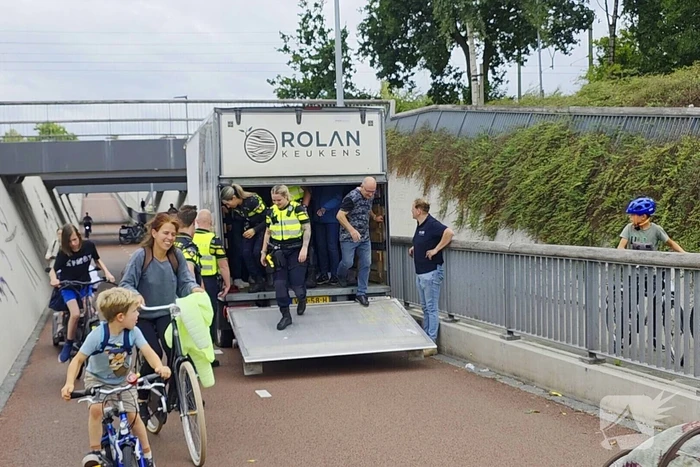 Politie en voorbijgangers bevrijden bakwagen