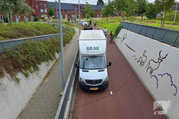 Politie en voorbijgangers bevrijden bakwagen
