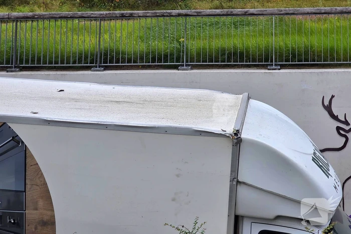 Politie en voorbijgangers bevrijden bakwagen