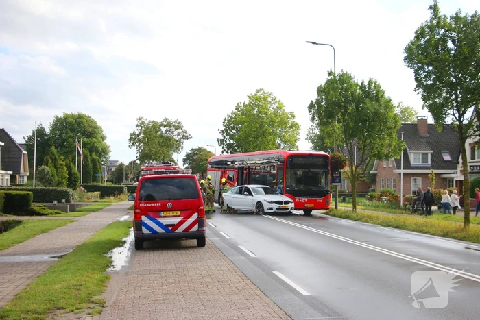 Auto en lijnbus botsen op kruising