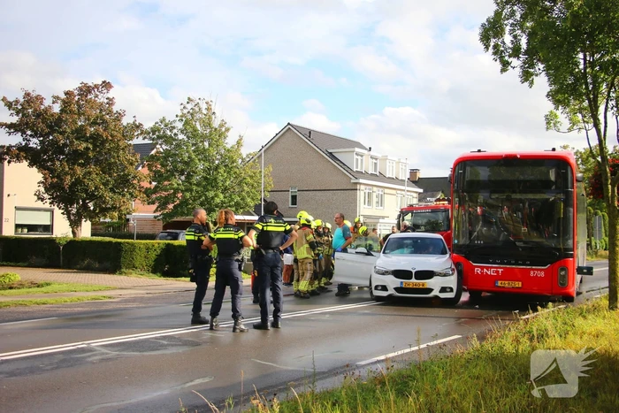 Auto en lijnbus botsen op kruising
