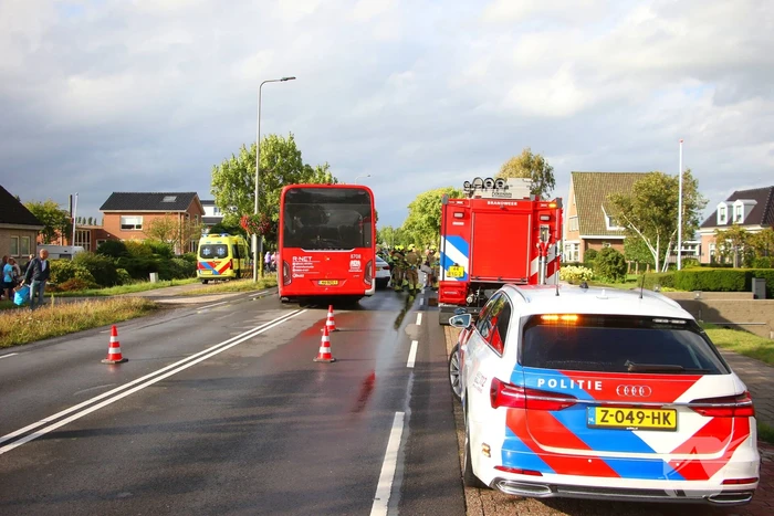 Auto en lijnbus botsen op kruising