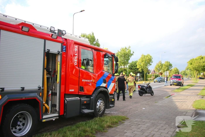 Auto en lijnbus botsen op kruising