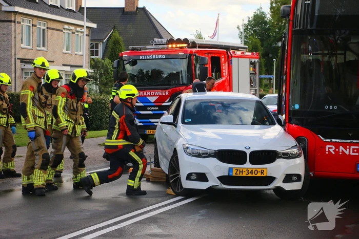 Auto en lijnbus botsen op kruising