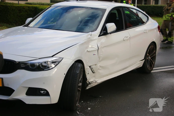 Auto en lijnbus botsen op kruising