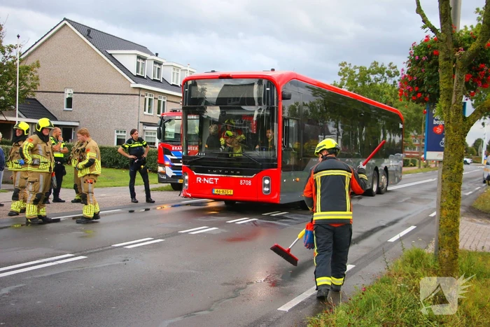 Auto en lijnbus botsen op kruising