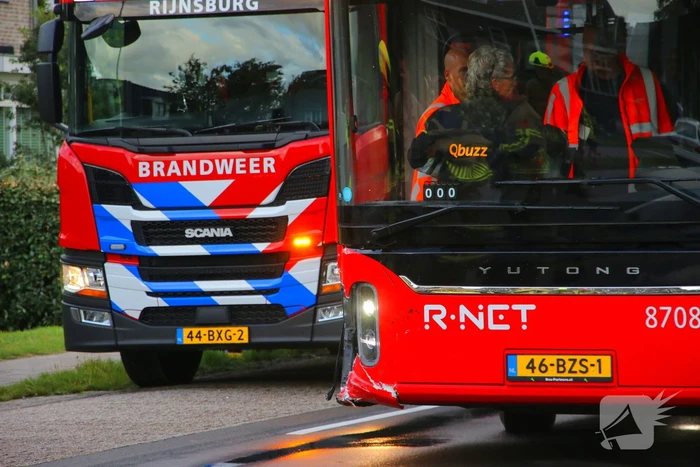 Auto en lijnbus botsen op kruising