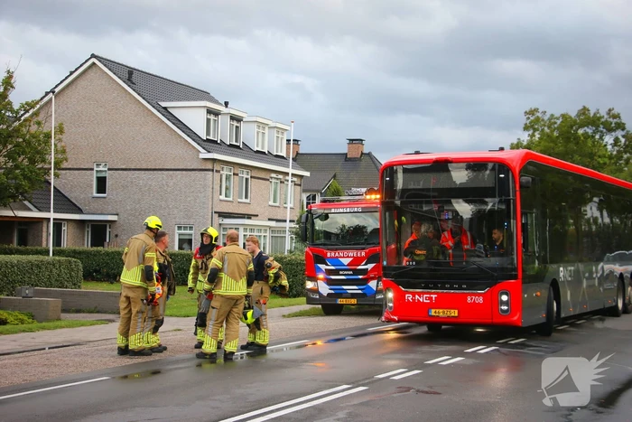 Auto en lijnbus botsen op kruising