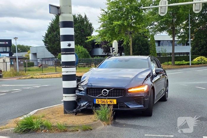 Automobilist klapt op verkeerslicht auto fiks beschadigd