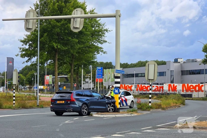 Automobilist klapt op verkeerslicht auto fiks beschadigd