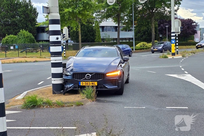 Automobilist klapt op verkeerslicht auto fiks beschadigd