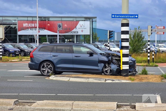 Automobilist klapt op verkeerslicht auto fiks beschadigd