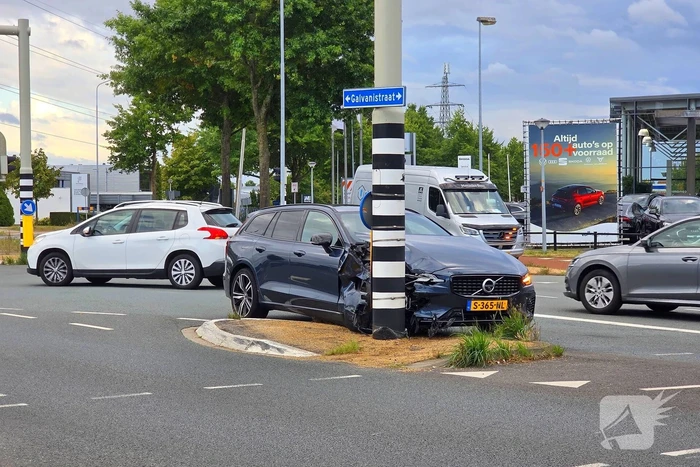 Automobilist klapt op verkeerslicht auto fiks beschadigd