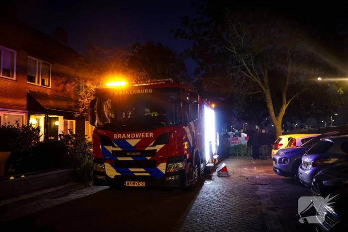 Brandweer zaagt takken van schuinstaande boom af