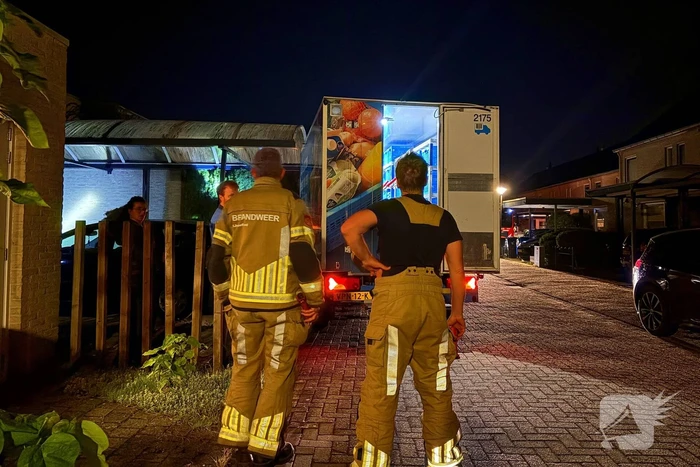 Bakwagen van boodschappen bezorgdienst ramt carpoort
