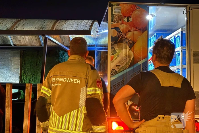 Bakwagen van boodschappen bezorgdienst ramt carpoort