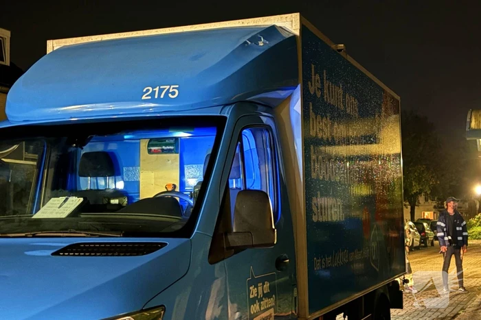 Bakwagen van boodschappen bezorgdienst ramt carpoort