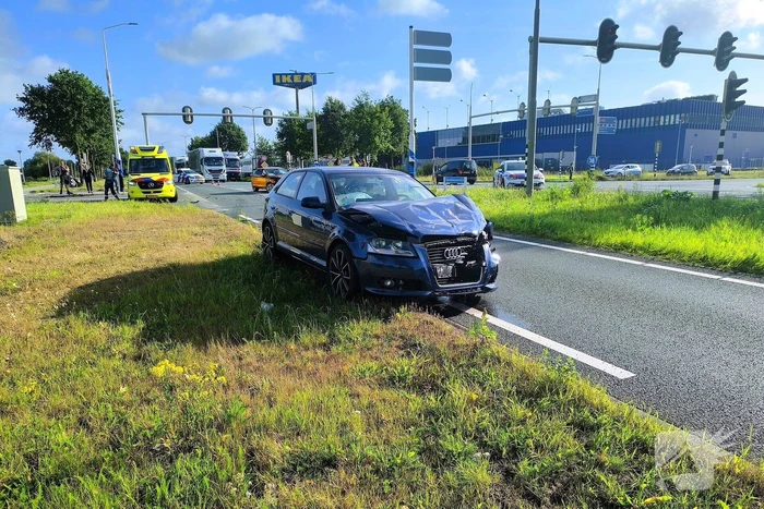 Grote schade na botsing op kruispunt