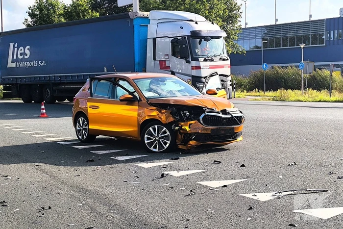 Grote schade na botsing op kruispunt