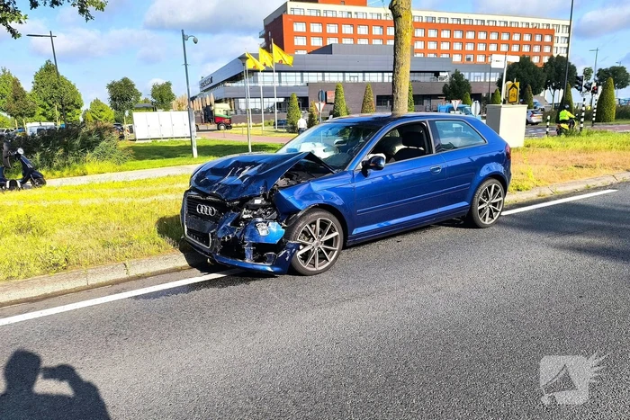 Grote schade na botsing op kruispunt