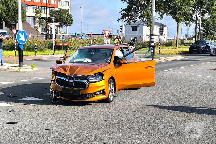 Grote schade na botsing op kruispunt