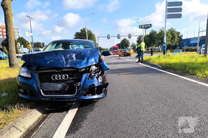 Grote schade na botsing op kruispunt