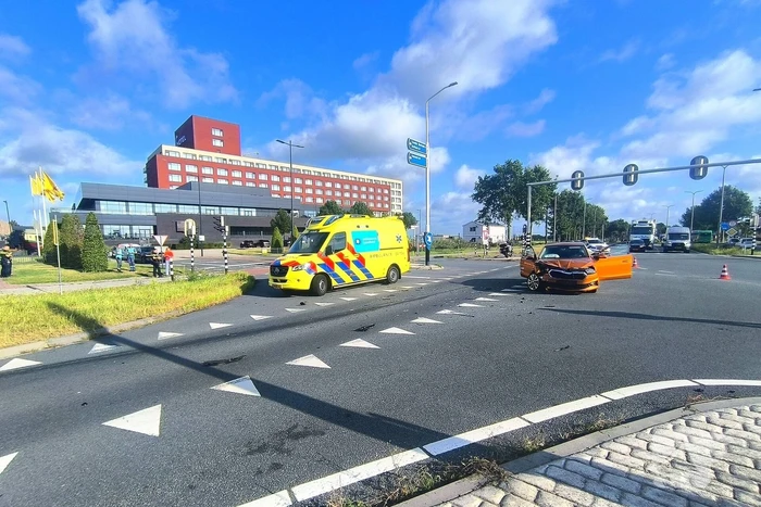 Grote schade na botsing op kruispunt