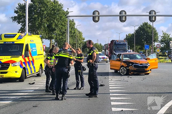 Grote schade na botsing op kruispunt