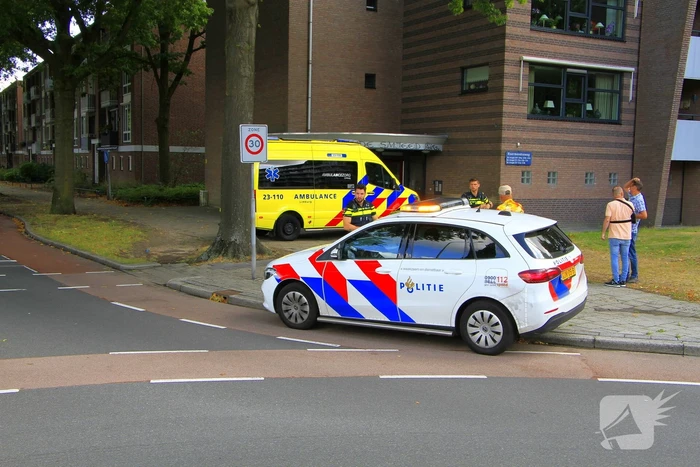 Fietser aangereden door bestelbusje op rotonde