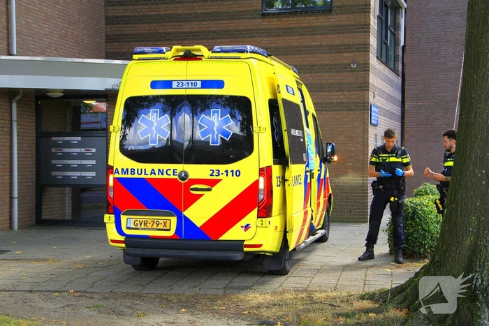 Fietser aangereden door bestelbusje op rotonde