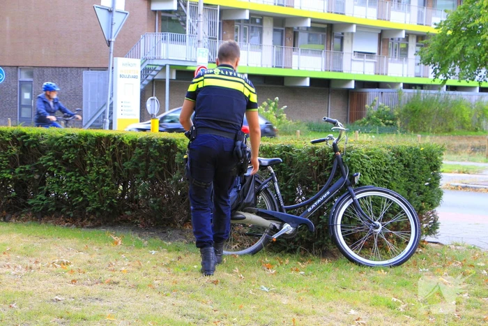 Fietser aangereden door bestelbusje op rotonde