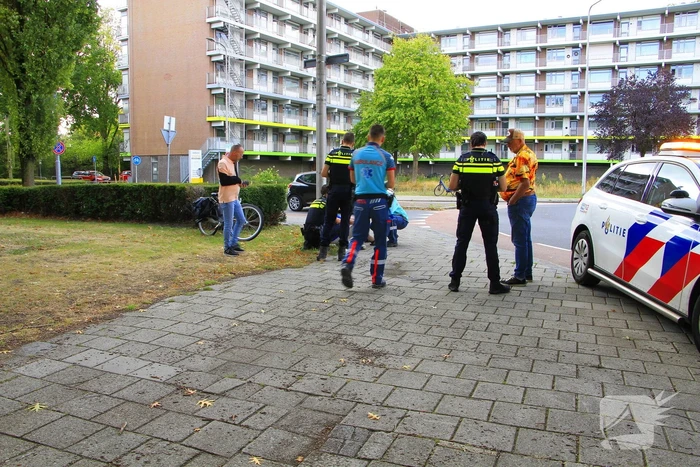 Fietser aangereden door bestelbusje op rotonde