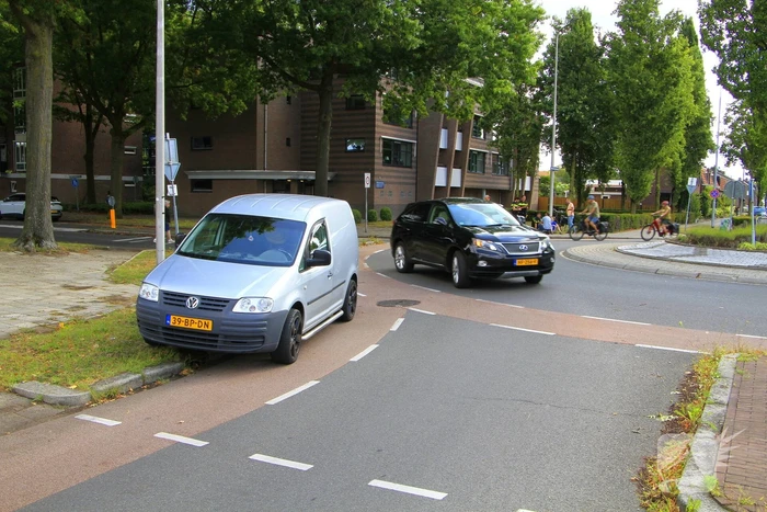 Fietser aangereden door bestelbusje op rotonde