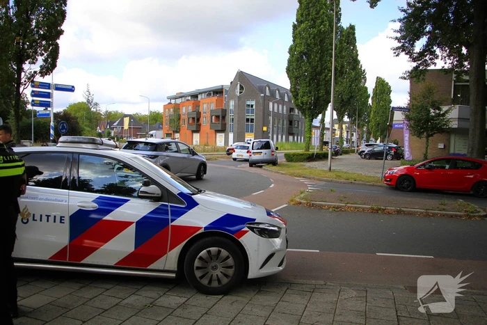 Fietser aangereden door bestelbusje op rotonde