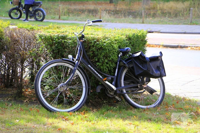 Fietser aangereden door bestelbusje op rotonde