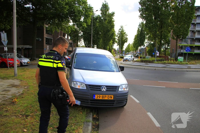 Fietser aangereden door bestelbusje op rotonde