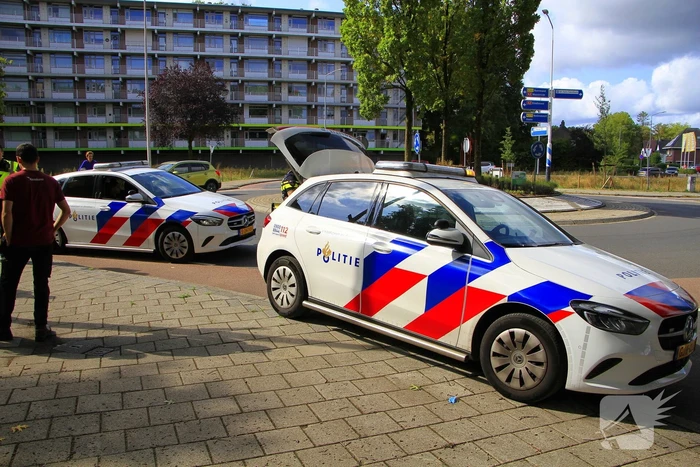 Fietser aangereden door bestelbusje op rotonde