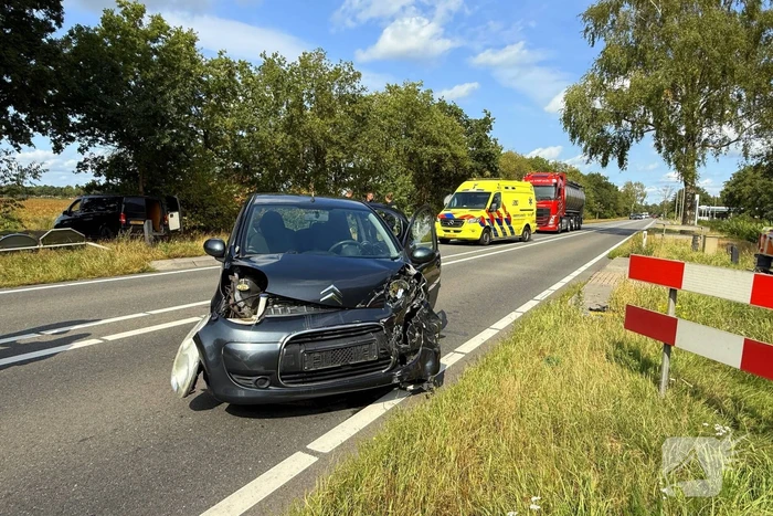 Botsing tussen auto's leidt tot gewonden en verkeershinder