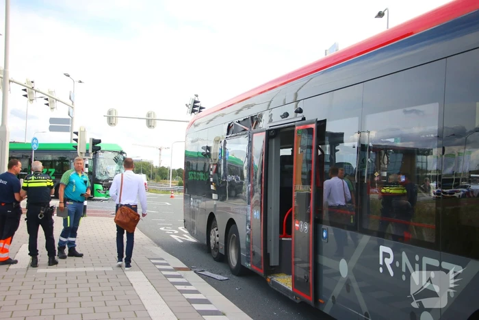 Twee bussen botsen hard, hulpdiensten groots ingezet