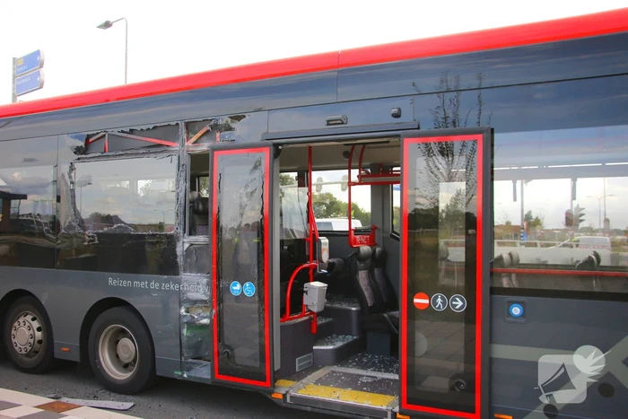 Twee bussen botsen hard, hulpdiensten groots ingezet