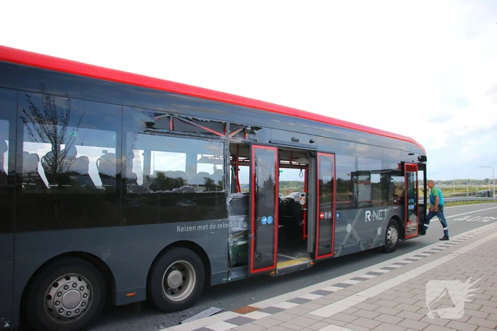 Twee bussen botsen hard, hulpdiensten groots ingezet