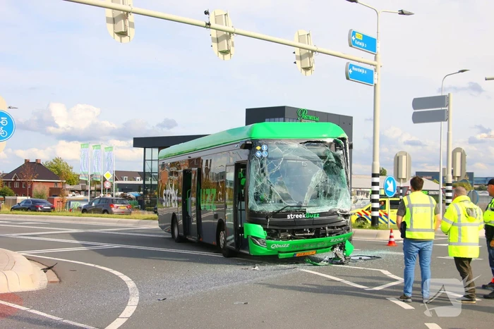 Twee bussen botsen hard, hulpdiensten groots ingezet