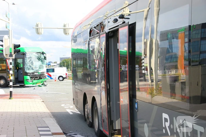 Twee bussen botsen hard, hulpdiensten groots ingezet
