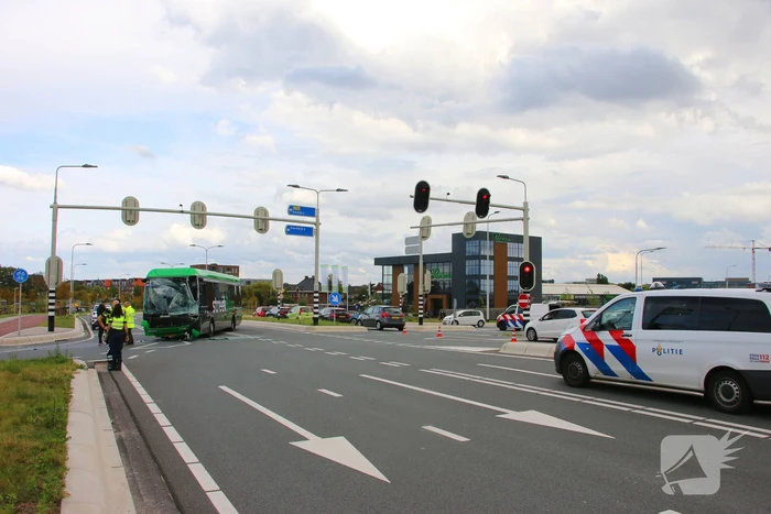 Twee bussen botsen hard, hulpdiensten groots ingezet