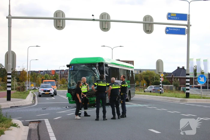 Twee bussen botsen hard, hulpdiensten groots ingezet
