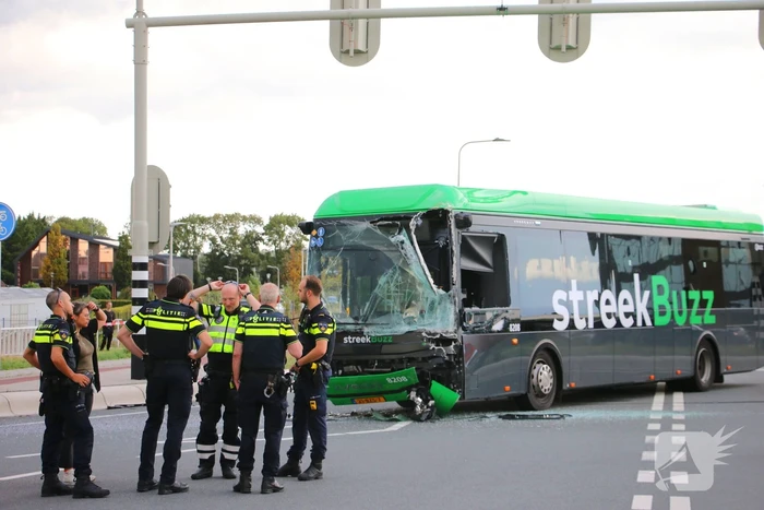Twee bussen botsen hard, hulpdiensten groots ingezet