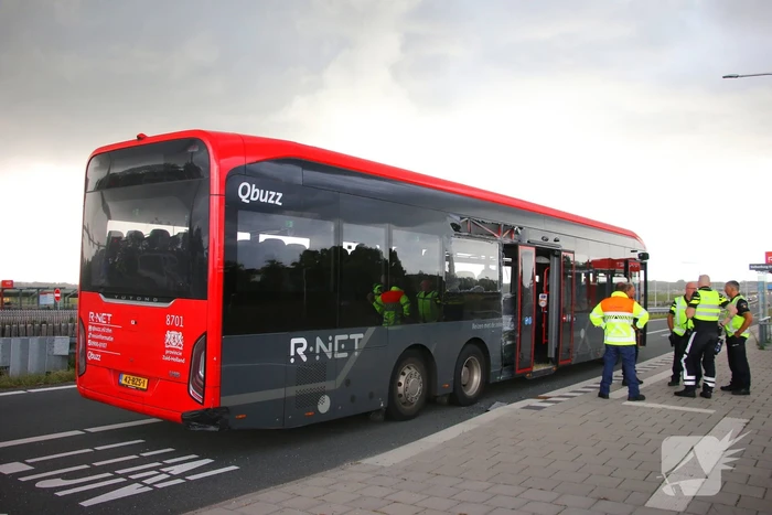 Twee bussen botsen hard, hulpdiensten groots ingezet