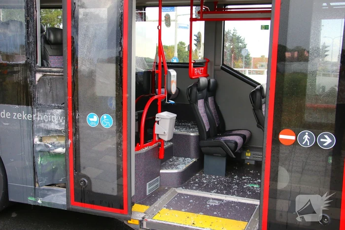 Twee bussen botsen hard, hulpdiensten groots ingezet